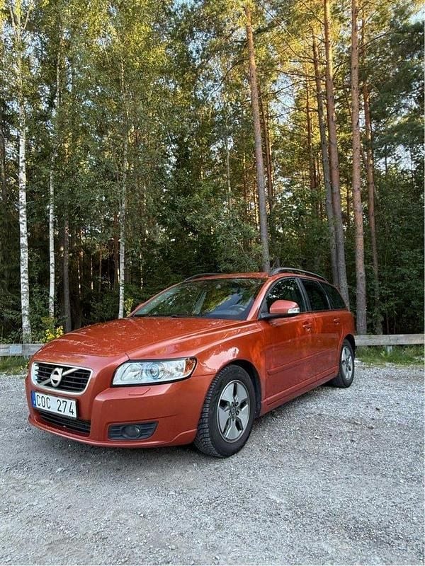 Röd Begagnad 2011 Volvo V50 Momentum Kombi | 33 000 kr (Bra pris) - Bild 1/4