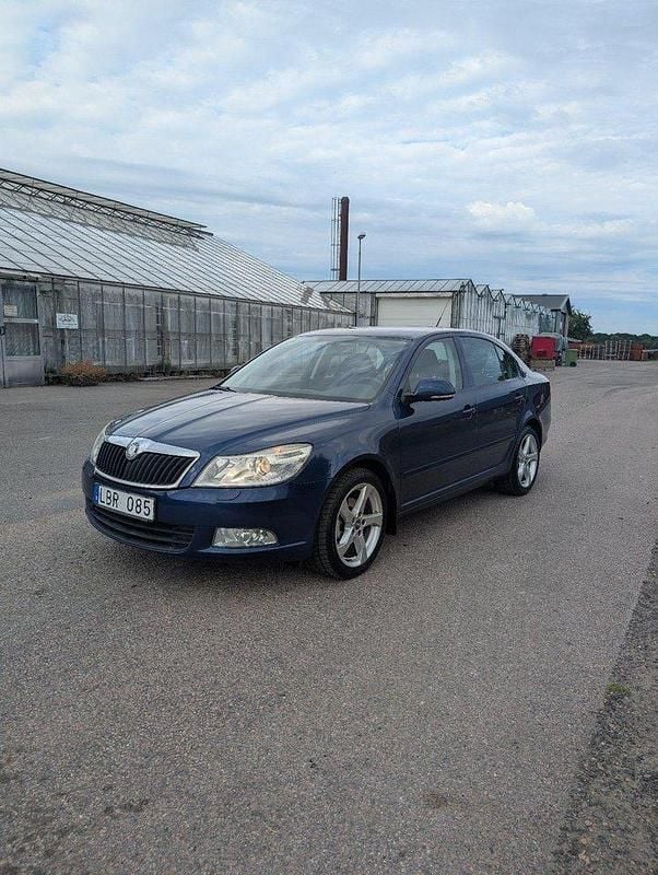 Blå Begagnad 2011 Skoda Octavia Elegance Halvkombi | 40 000 kr (Bra pris) - Bild 1/4