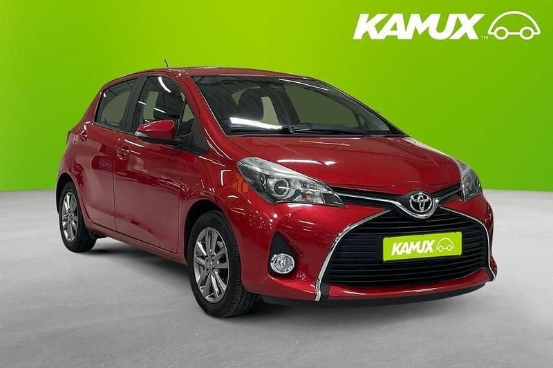 Röd Begagnad 2017 Toyota Yaris Active Halvkombi | 107 800 kr (Marknadspris) - Bild 1/4