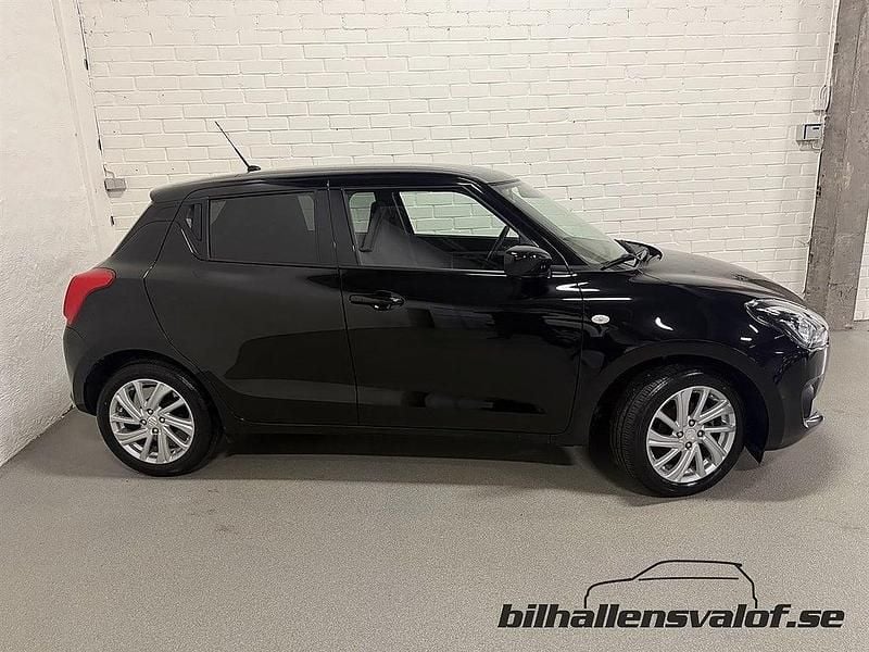 Begagnad Suzuki Swift 83 HK (61 kW) 2022 Svart (super black pearl metallic) Halvkombi