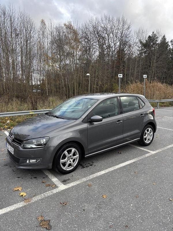 Grå Begagnad 2012 VW Polo Halvkombi | 62 000 kr (Marknadspris) - Bild 1/4