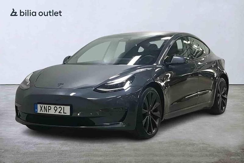 Grå Begagnad 2020 Tesla Model 3 Performance Sedan | 319 900 kr (Marknadspris) - Bild 1/1