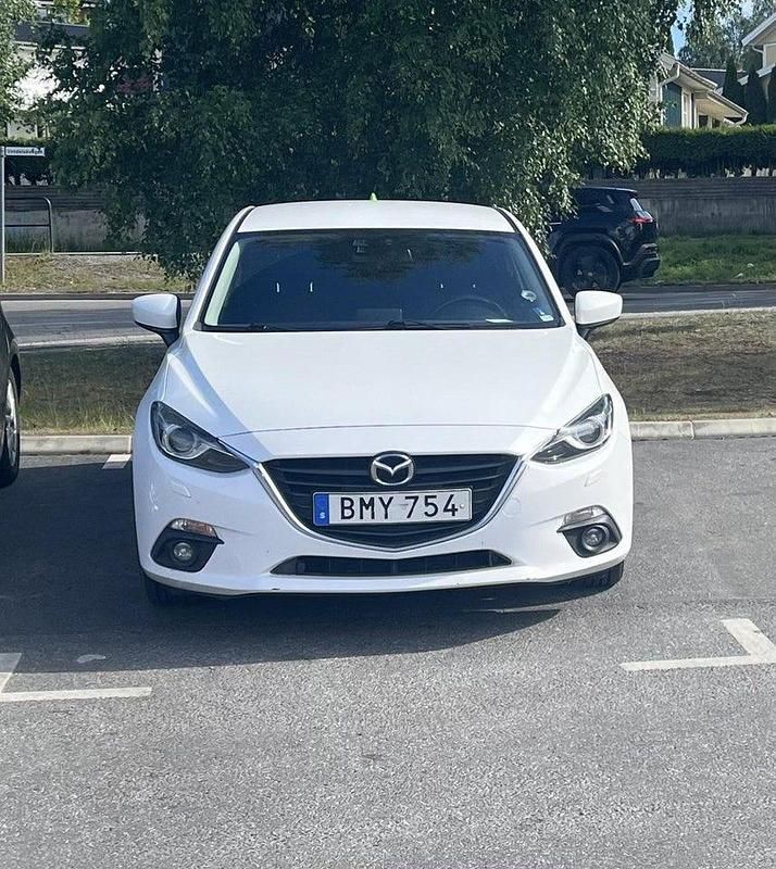 Vit Begagnad 2015 Mazda 3 Inclusive Halvkombi | 100 000 kr (Marknadspris) - Bild 1/4