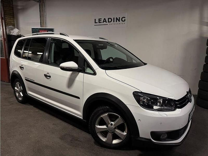 Vit Begagnad 2015 VW Touran Cross Minibuss | 129 900 kr (Dyr) - Bild 1/4