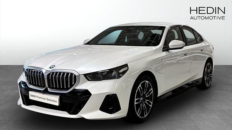 Vit (white) Begagnad 2025 BMW 530e M Sport Sedan | 598 700 kr (Superpris) - Bild 1/4