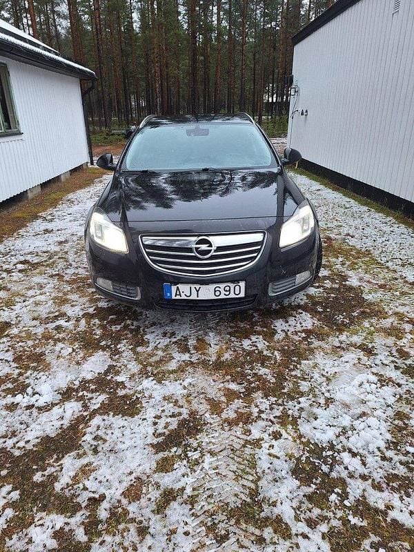 Svart Begagnad 2011 Opel Insignia Cosmo Kombi | 25 000 kr (Superpris) - Bild 1/4
