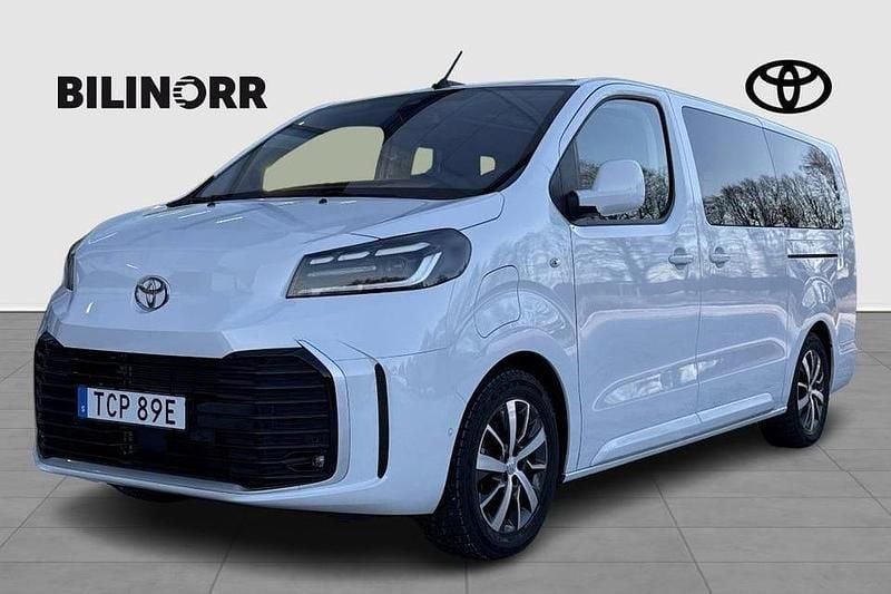Vit Begagnad 2024 Toyota Proace Verso Premium Kombi | 437 500 kr (Marknadspris) - Bild 1/4