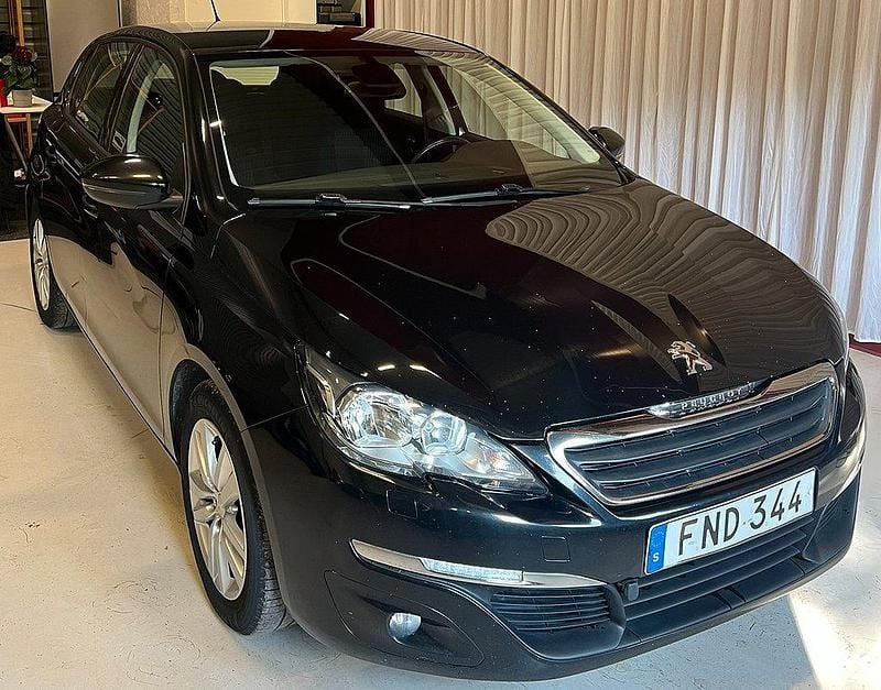 Svart Begagnad 2014 Peugeot 308 Active Halvkombi | 104 900 kr (Marknadspris) - Bild 1/4