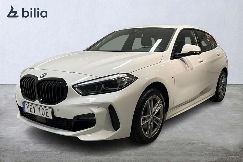 Vit Begagnad 2022 BMW 118 M Sport Halvkombi | 249 400 kr (Marknadspris) - Bild 1/4