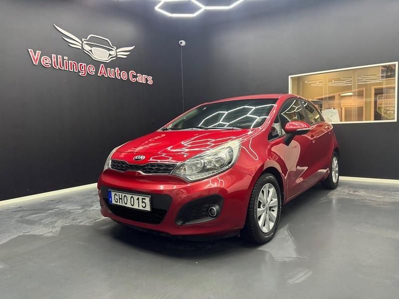 Begagnad Kia Rio 84 HK (61 kW) 2014 Röd Halvkombi