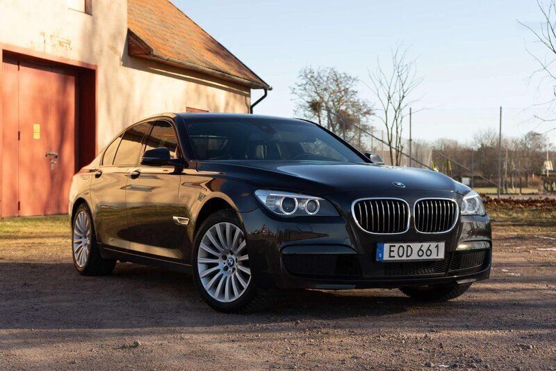 Svart Begagnad 2014 BMW 730 M Sport Sedan | 169 900 kr (Marknadspris) - Bild 1/4