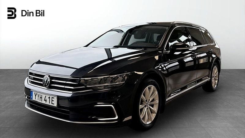 Mörkgrå Begagnad 2022 VW Passat GTE Kombi | 249 900 kr (Marknadspris) - Bild 1/4