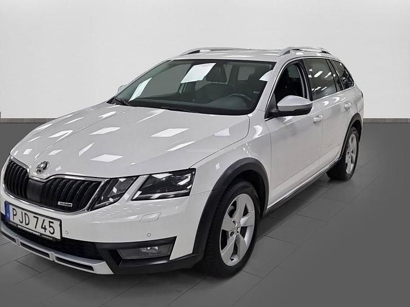 Vit Begagnad 2017 Skoda Octavia Scout Business Line Kombi | 184 900 kr (Marknadspris) - Bild 1/4