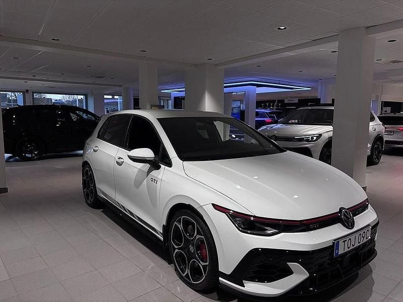 Vit Begagnad 2025 VW Golf VIII GTI Clubsport Halvkombi | 449 900 kr (Bra pris) - Bild 1/4
