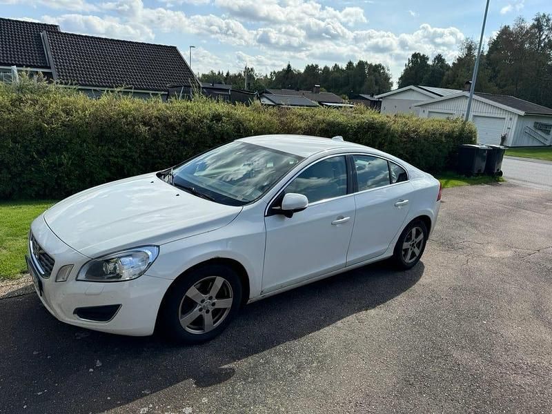 Begagnad 2012 Volvo S60 Sedan | 49 000 kr (Dyr) - Bild 1/4