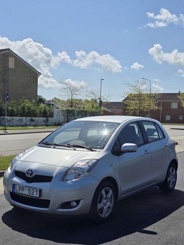 Silver Begagnad 2011 Toyota Yaris Halvkombi | 59 000 kr - Bild 1/4