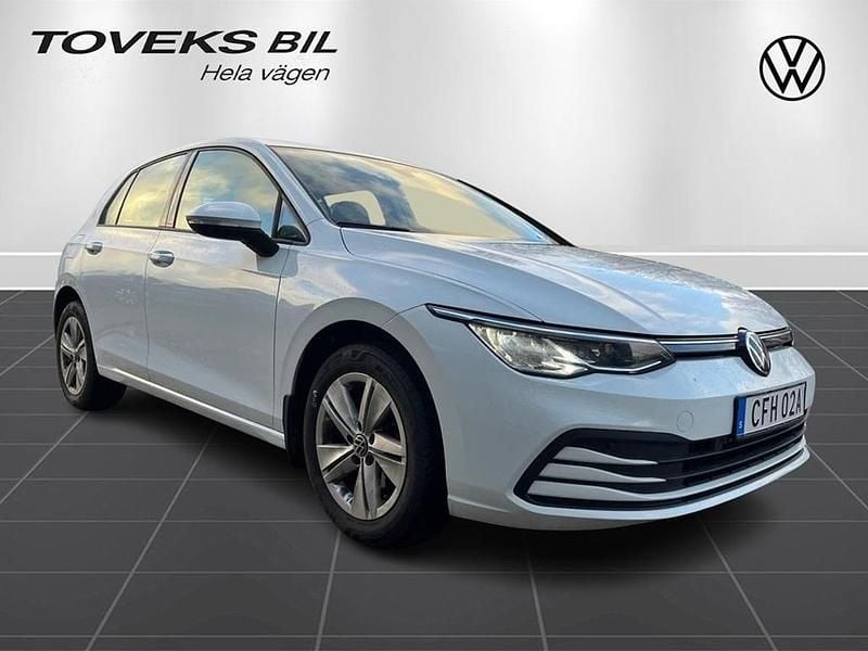 Pure white Begagnad 2023 VW Golf VIII Life Kombi | 189 000 kr (Superpris) - Bild 1/4