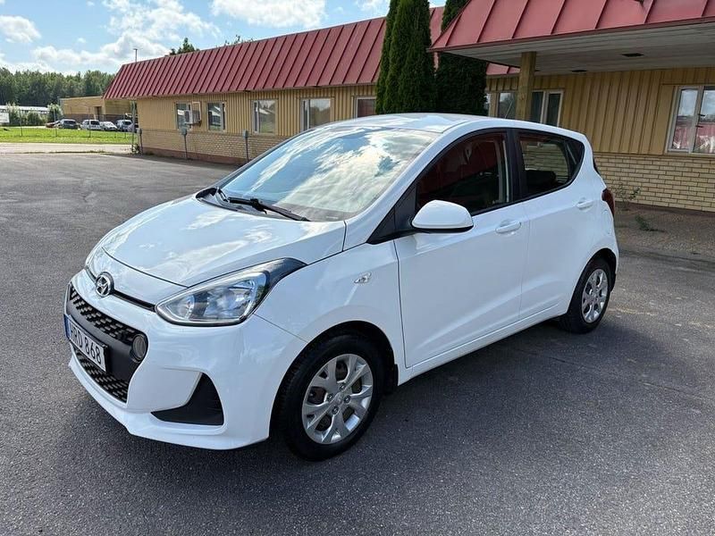 Vit Begagnad 2018 Hyundai i10 Comfort Halvkombi | 94 900 kr (Marknadspris) - Bild 1/4