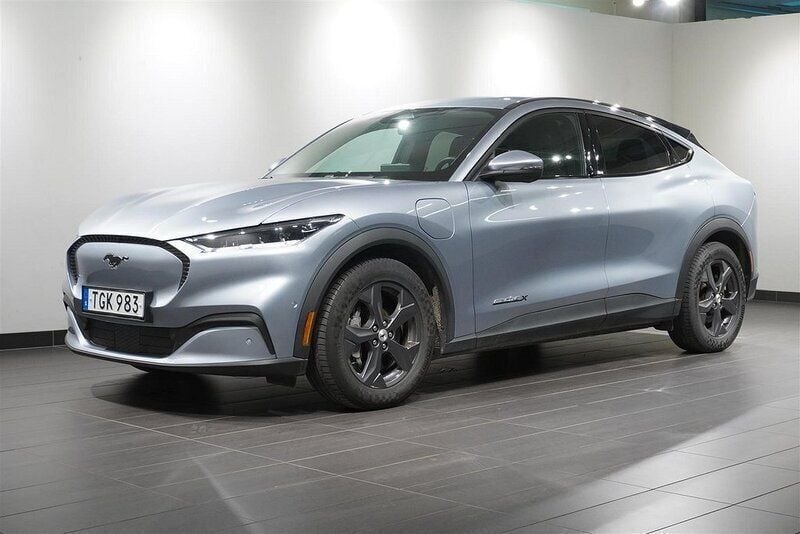 Grå (iced blue silver metallic) Begagnad 2022 Ford Mustang Mach-E SUV | 389 900 kr (Superpris) - Bild 1/4