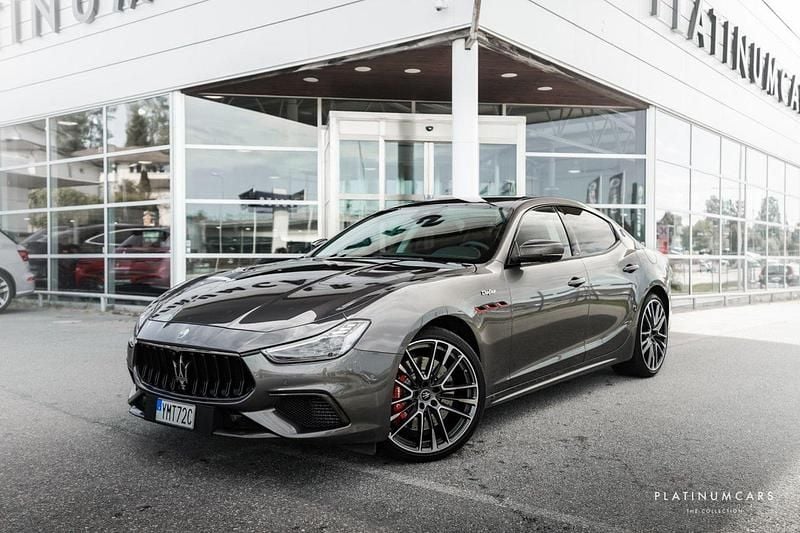 Grå (grigio maratea) Begagnad 2021 Maserati Ghibli Sportkupé | 899 000 kr - Bild 1/4