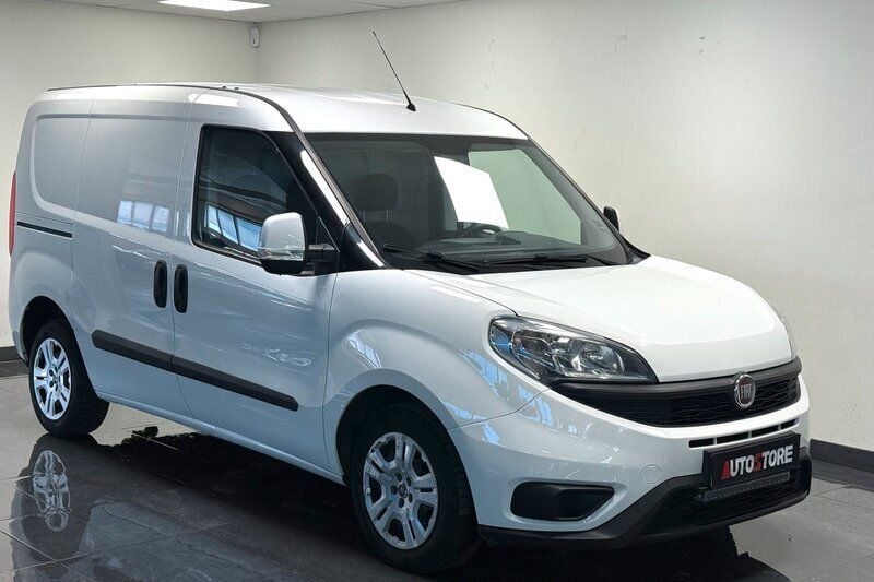 Vit Begagnad 2018 Fiat Doblò Minibuss | 89 900 kr (Marknadspris) - Bild 1/4