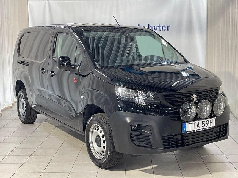 Svart (m09v svart perla) Begagnad 2023 Peugeot Partner Minibuss | 429 900 kr - Bild 1/4