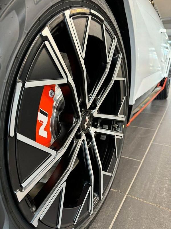 Begagnad Hyundai Ioniq 5 478 kW (650 HK) 2024 Matt vit SUV