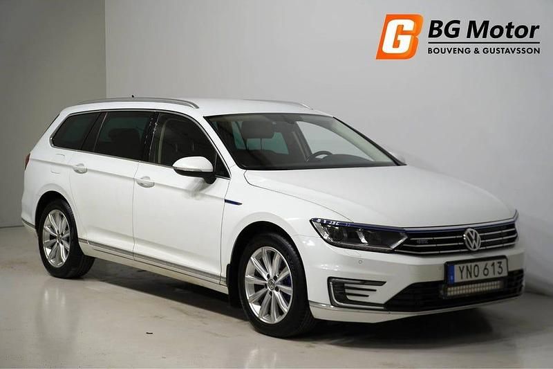 Vit Begagnad 2017 VW Passat GTE Kombi | 154 900 kr (Marknadspris) - Bild 1/4
