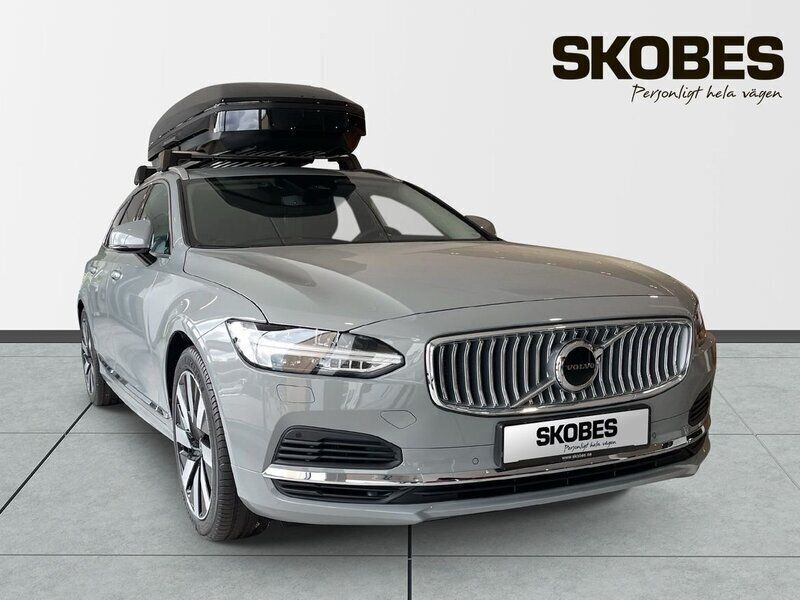 Grå Ny 2025 Volvo V90 Core Kombi | 651 700 kr - Bild 1/3