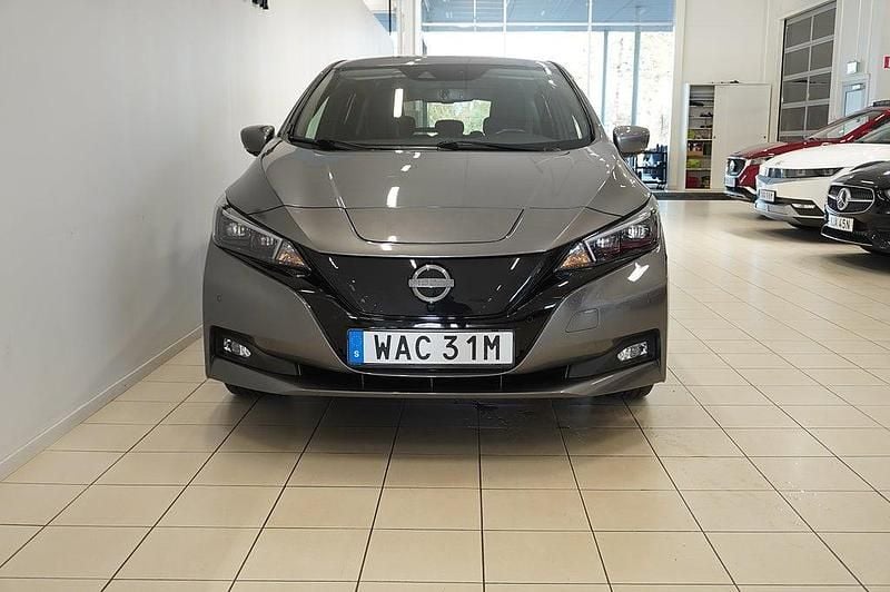 Begagnad Nissan Leaf N-Connecta 110 kW (150 HK) 2022 Grå Halvkombi