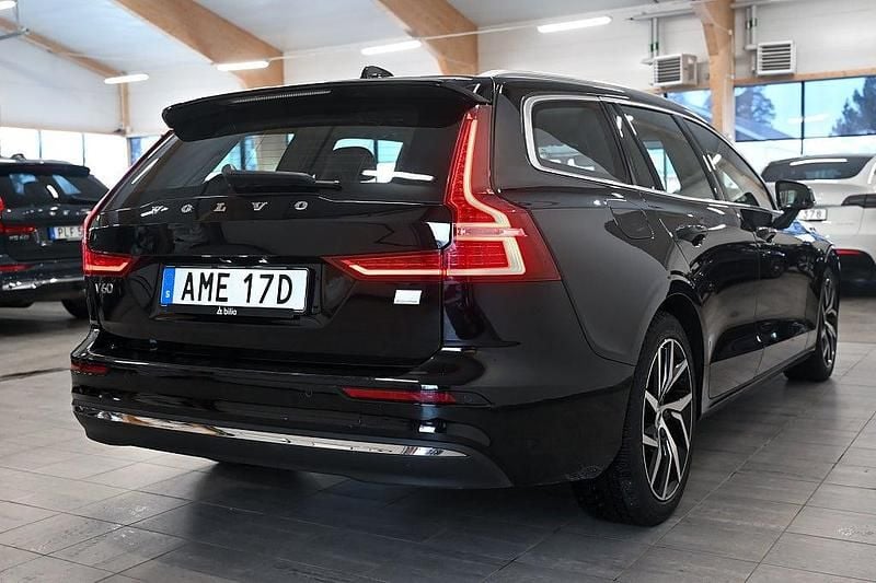 Begagnad Volvo V60 Core 253 HK (186 kW) 2022 Svart Kombi