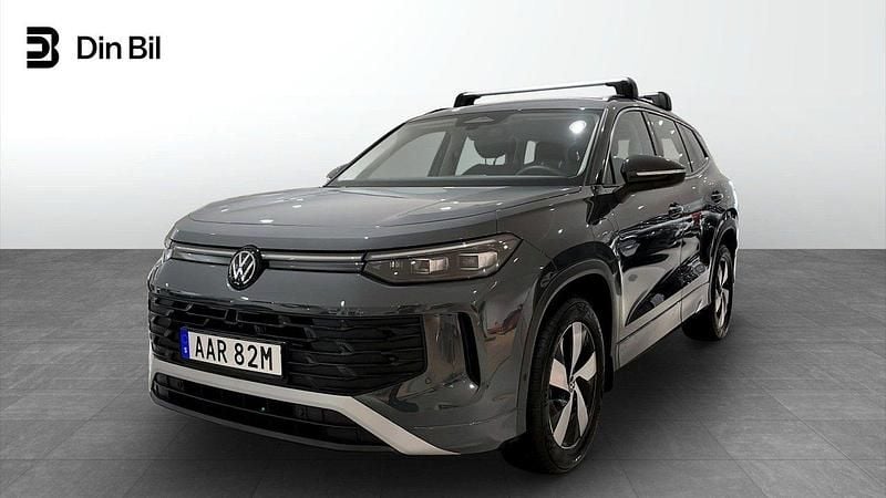 Grå Begagnad 2024 VW Tayron Life SUV | 475 000 kr - Bild 1/4