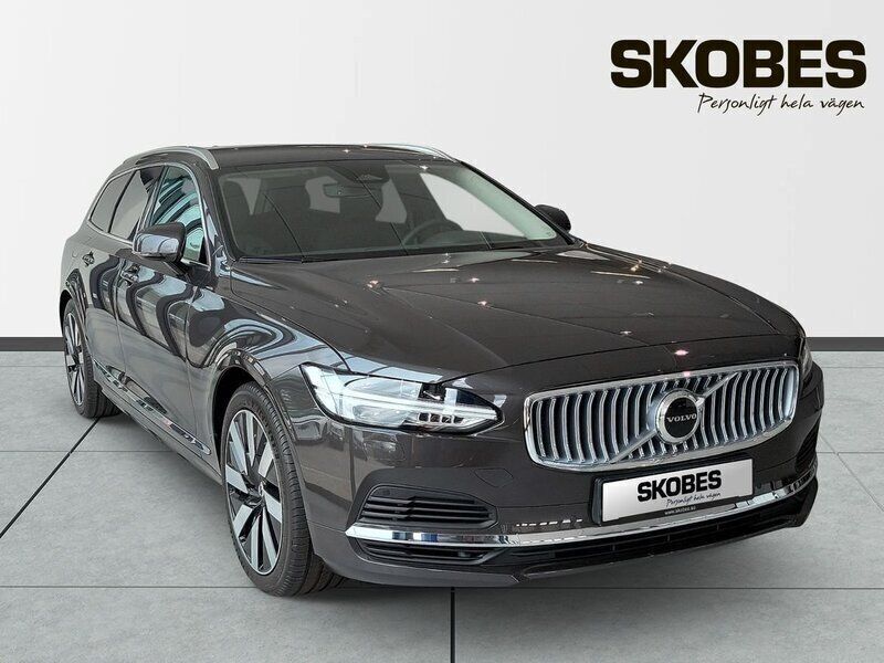 Grå Ny 2025 Volvo V90 Core Kombi | 552 900 kr (Marknadspris) - Bild 1/3