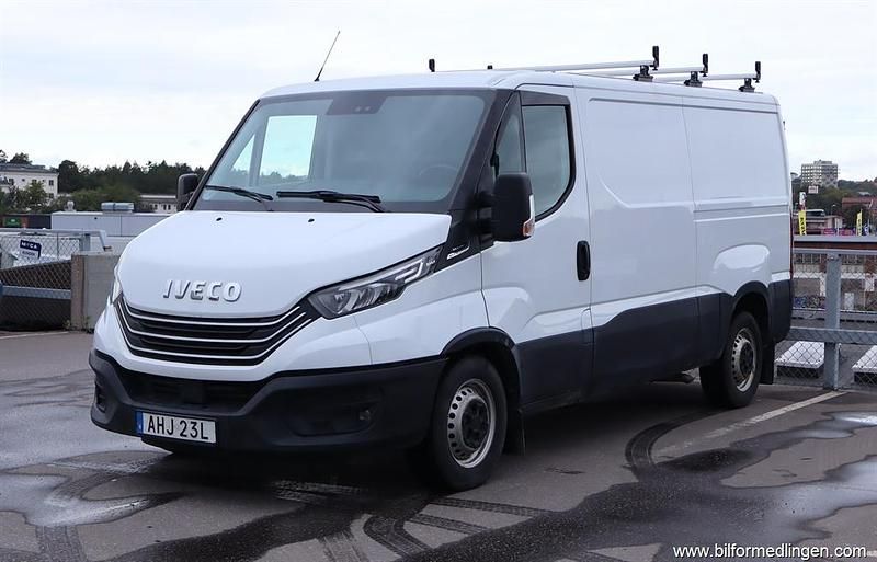 Vit svart Begagnad 2022 Iveco Daily Van | 309 500 kr (Superpris) - Bild 1/4