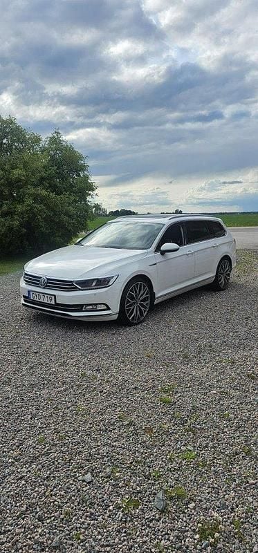 Vit Begagnad 2016 VW Passat GTS Kombi | 164 000 kr (Marknadspris) - Bild 1/4
