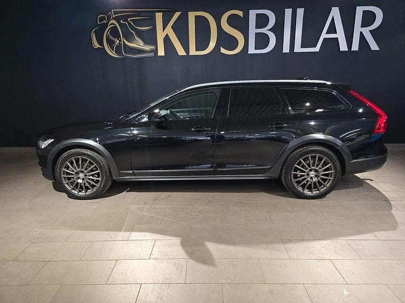 Svart Begagnad 2019 Volvo V90 CC Momentum Kombi | 259 900 kr (Marknadspris) - Bild 1/4