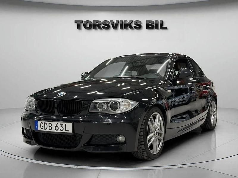 Svartmet Begagnad 2011 BMW 120 Coupé Advantage Sportkupé | 79 900 kr - Bild 1/4