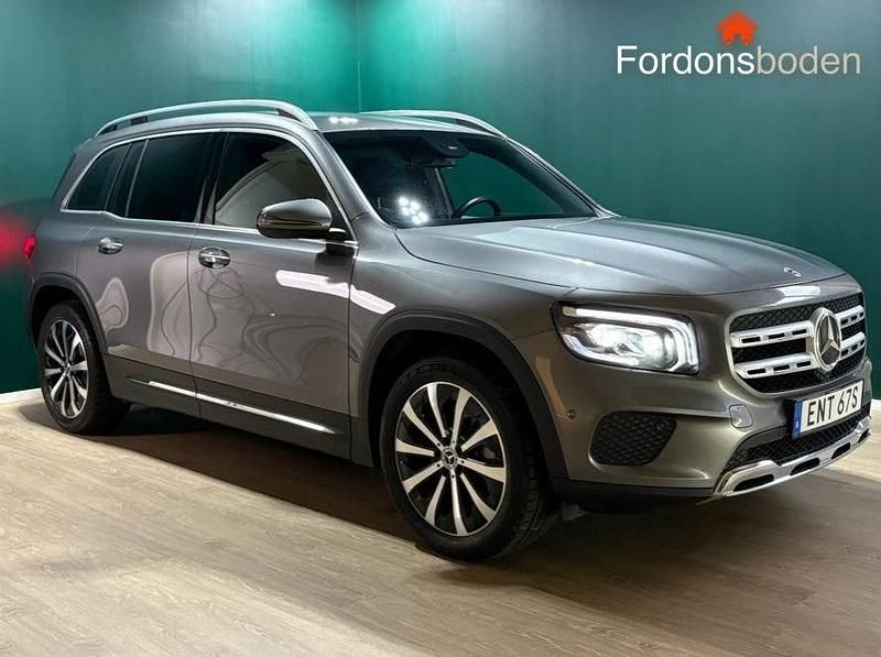 Mörkgrå Begagnad 2021 Mercedes GLB200 SUV | 349 800 kr (Marknadspris) - Bild 1/4