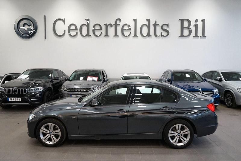 Grå Begagnad 2013 BMW 320 Sedan | 125 800 kr (Marknadspris) - Bild 1/4