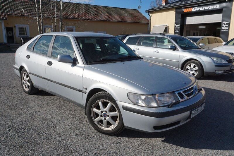 Ljusgrå Begagnad 2003 Saab 9-3 Halvkombi | 34 900 kr (Marknadspris) - Bild 1/4