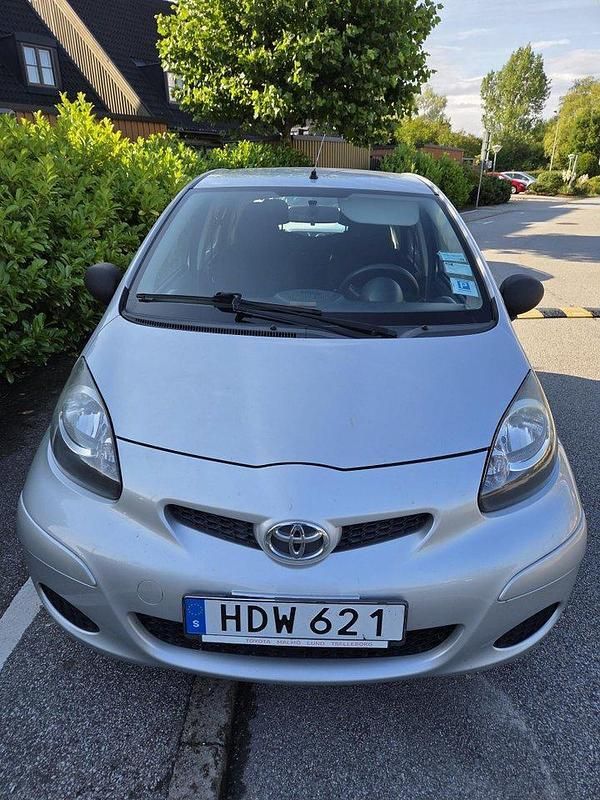 Silver Begagnad 2010 Toyota Aygo Halvkombi | 31 000 kr (Bra pris) - Bild 1/4