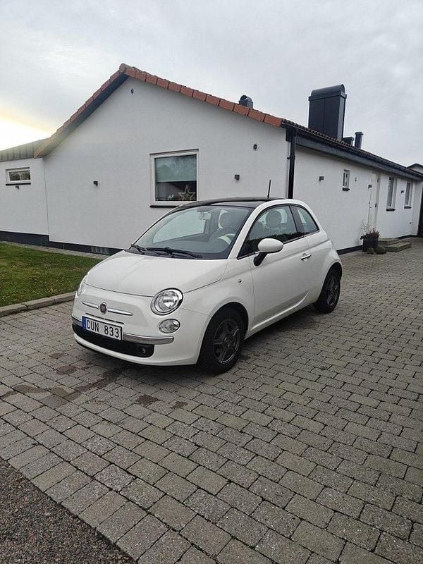 Vit Begagnad 2013 Fiat 500 Lounge Halvkombi | 69 000 kr (Marknadspris) - Bild 1/4