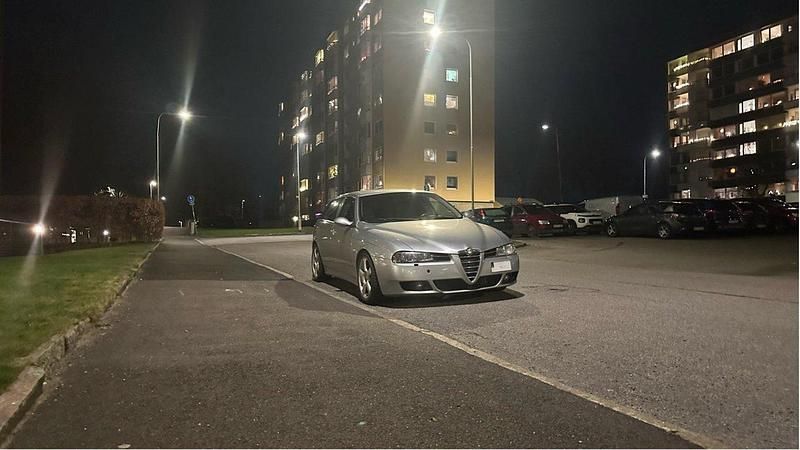 Silver Begagnad 2005 Alfa Romeo 156 Distinctive Kombi | 19 000 kr - Bild 1/4