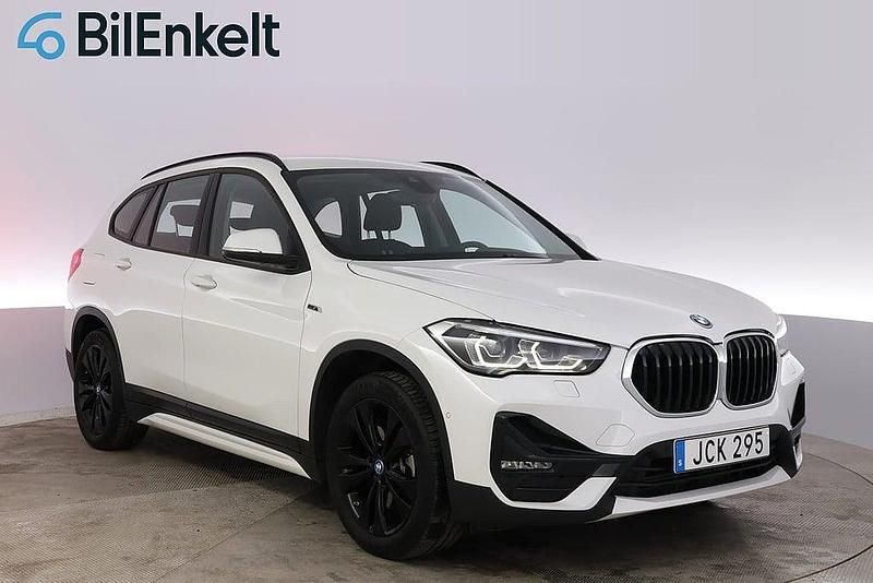 Vit Begagnad 2022 BMW X1 Sport Line SUV | 304 900 kr (Bra pris) - Bild 1/4
