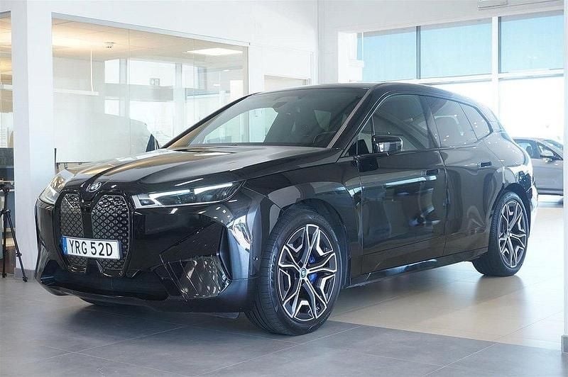 Svart Begagnad 2022 BMW iX Sport Line SUV | 489 800 kr (Marknadspris) - Bild 1/4