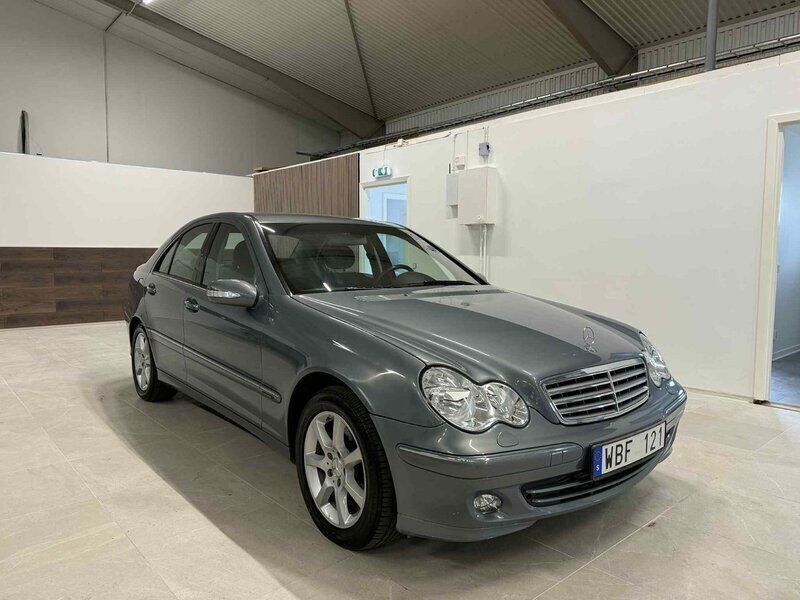 Grå Begagnad 2004 Mercedes C180 Elegance Sedan | 79 500 kr (Dyr) - Bild 1/4