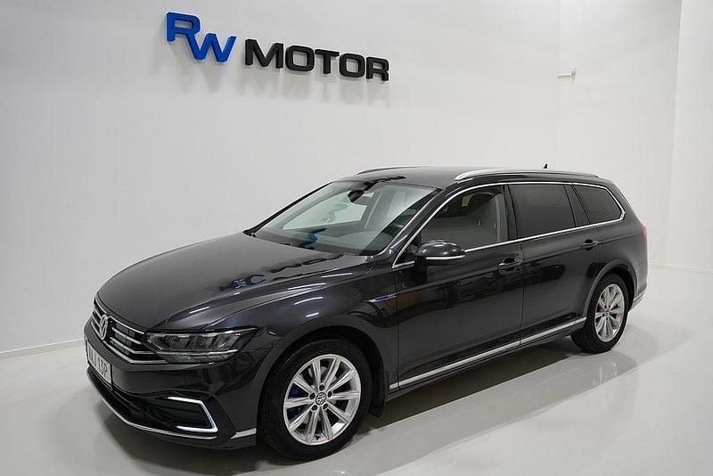 Mörkgrå Begagnad 2020 VW Passat GTE Kombi | 214 600 kr (Marknadspris) - Bild 1/4