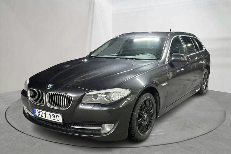Grå Begagnad 2013 BMW 520 Kombi | 126 000 kr (Bra pris) - Bild 1/4
