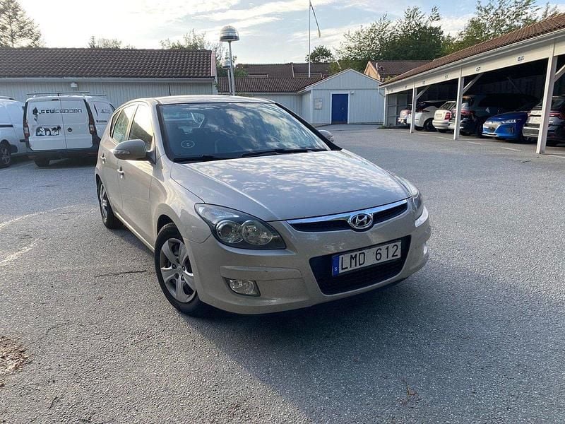 Brun Begagnad 2009 Hyundai i30 Halvkombi | 30 000 kr (Marknadspris) - Bild 1/4