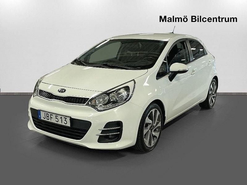 Vit Begagnad 2015 Kia Rio Halvkombi | 99 900 kr (Marknadspris) - Bild 1/4
